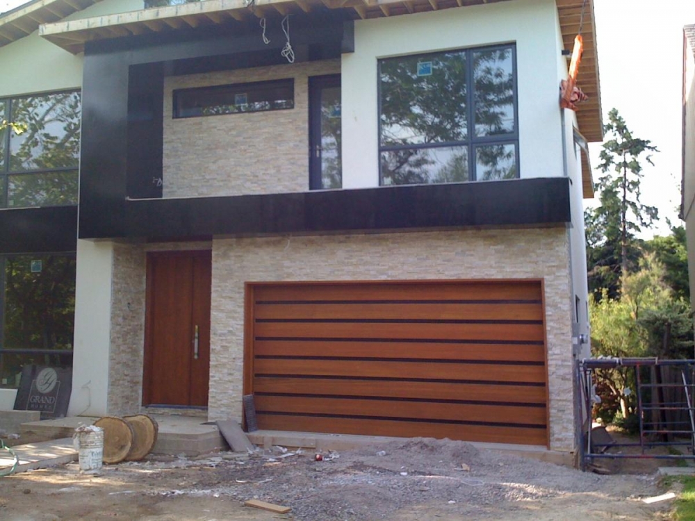 Exterior-Install-Natural-Stone-Lavastone-and-Sydney-Yellow-Roughbreak-Erthcoverings